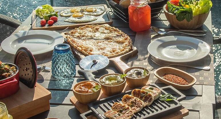 Petit Cafe Raouche Beirut District
